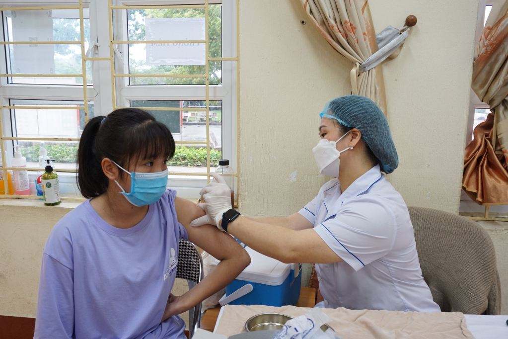 Tiêm vắc-xon phòng Covid-19 cho học sinh huyện Hải Hà