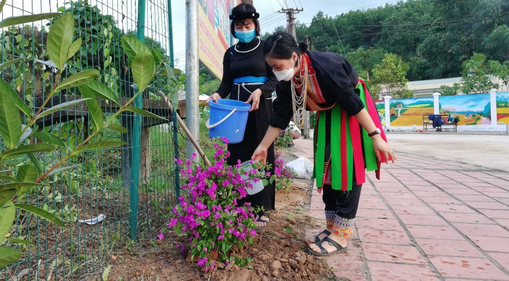 Người dân trên địa bàn xã Minh Cầm trồng hoa trên những tuyến đường ngõ xóm.