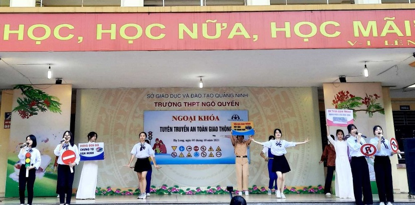 Học sinh trường THPT Ngô Quyền tổ chức ngoại khóa tuyên truyền ATGT vào ngày 5/10/2021. Ảnh: Lê Ly