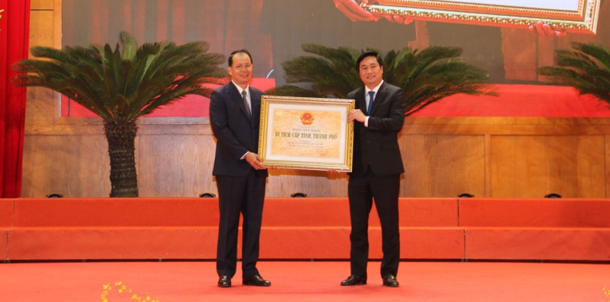 Chủ tịch UBND tỉnh Nguyễn Tường Văn trao bằng công nhận Di tích cấp tỉnh “Trụ sở Công ty Pháp mỏ than Bắc Kỳ” cho TKV vào ngày 11/11.
