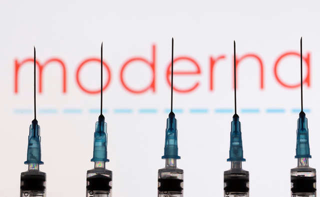 Moderna đang nghiên cứu hiệu quả của vắc xin hiện tại trước biến thể Omicron - Ảnh: REUTERS