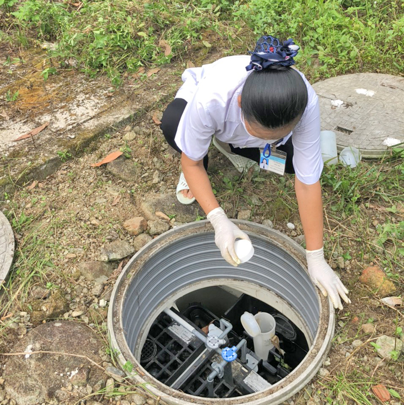Nhân viên y tế Trạm Y tế xã Quảng Sơn (Hải Hà) cho hóa chất vào Hệ thống xử lý nước thải y tế tại Trạm.