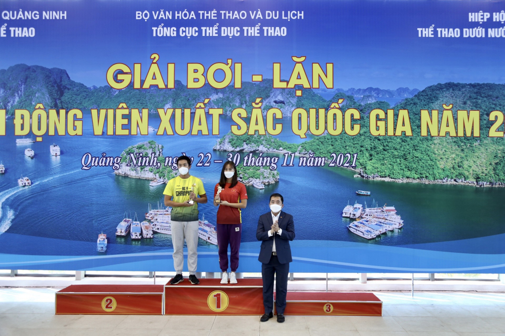 Ông Nguyễn Thanh Tùng - Phó Giám đốc Sở Văn hóa và Thể thao Quảng Ninh trao Cúp cho các VĐV ở nội dung Bơi nam, nữ.