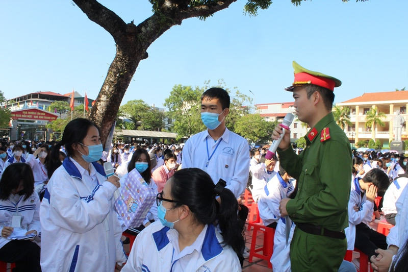 Các ngành chức năng TP Móng Cái tổ chức chương trình “Ngày hội pháp luật năm 2021” tại Trường THPT Trần Phú.