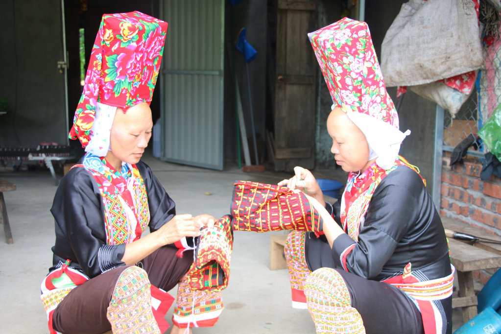 Phụ nữ dân tộc Dao xã Đồng Văn (Bình Liêu) vẫn duy trì việc thêu trang phục truyền thống.