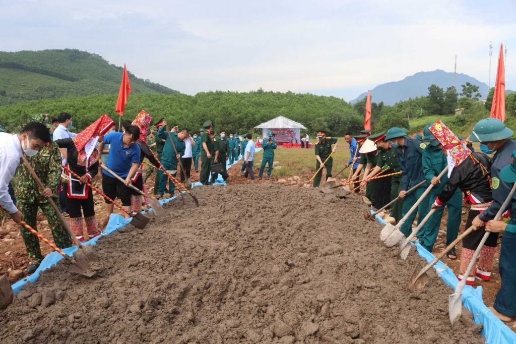 Khởi công xây dựng tuyến đường bê tông dẫn vào sân vận động xã Quảng Lâm (huyện Đầm Hà), tháng 9-2021. Ảnh Quốc Nghị (CTV)