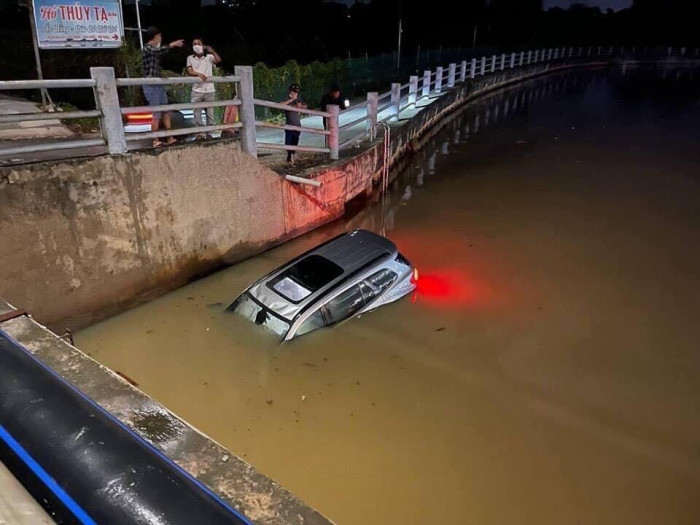 Video: Ô tô 7 chỗ lao như tên bắn xuống kênh nước ở nội ô Biên Hoà 1