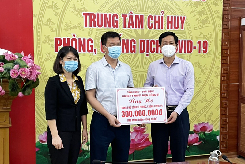 Công ty Nhiệt điện Uông Bí ủng hộ TP Uông Bí hcoonsg dcihj Covid -19 300 triệu đồng.