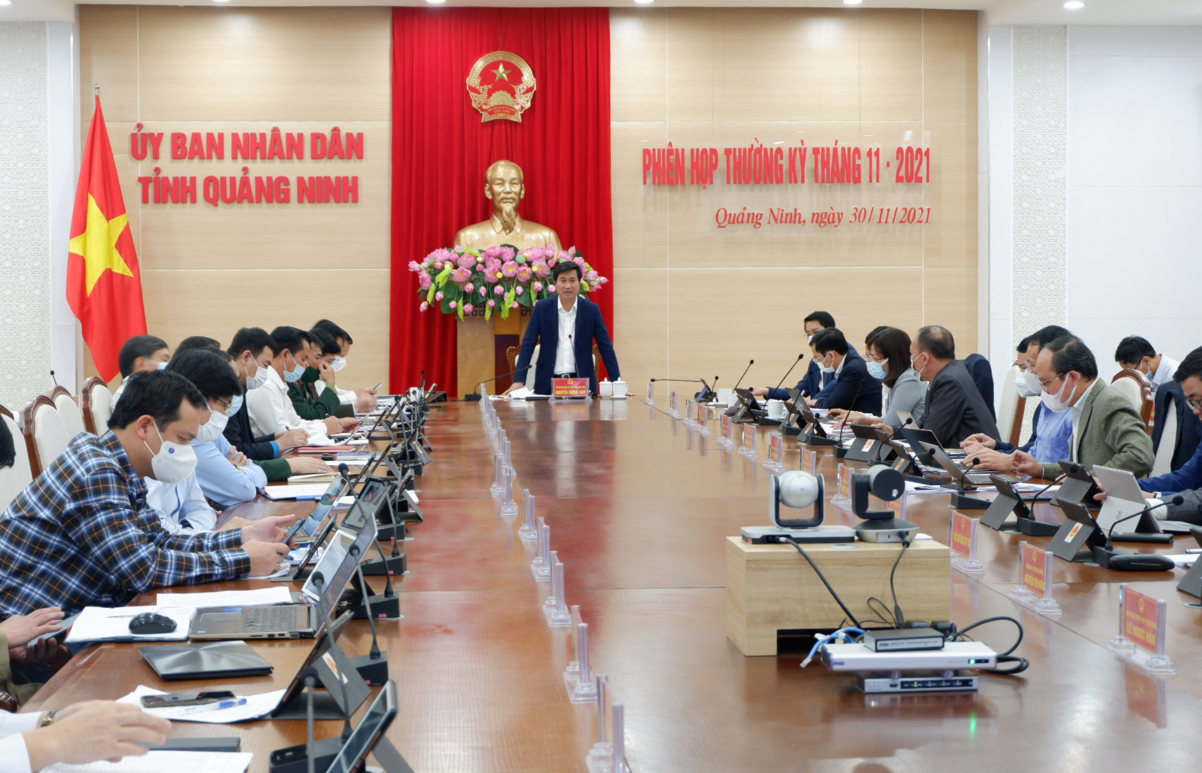 Chủ tịch UBND tỉnh Nguyễn Tường Văn chỉ đạo tại phiên họp thường kỳ UBND tỉnh tháng 11/2021.