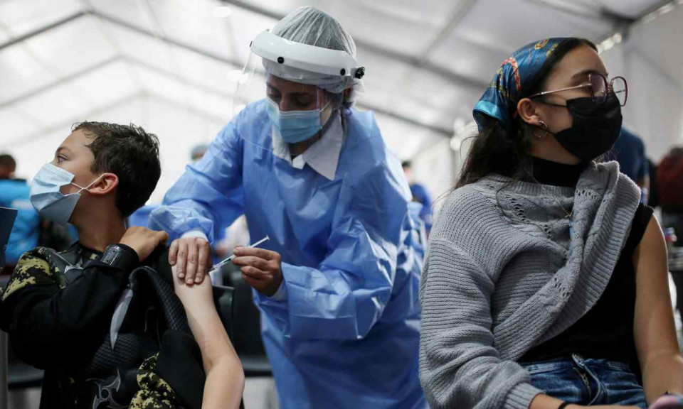 Nhờ vaccine, tỷ lệ tử vong do COVID-19 giảm dù số ca cán mốc 5 triệu người