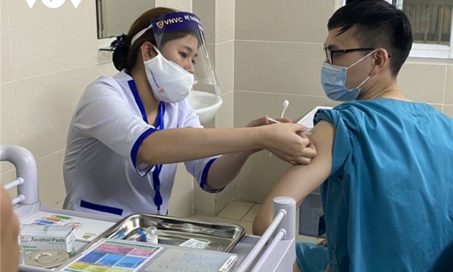 Khi nào Việt Nam tiêm vaccine COVID-19 mũi 3?