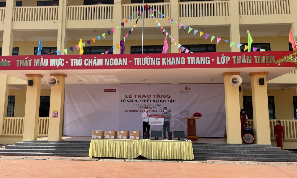 Agribank Quảng Ninh tặng máy tính cho Trường Tiểu học và THCS Tiền Phong
