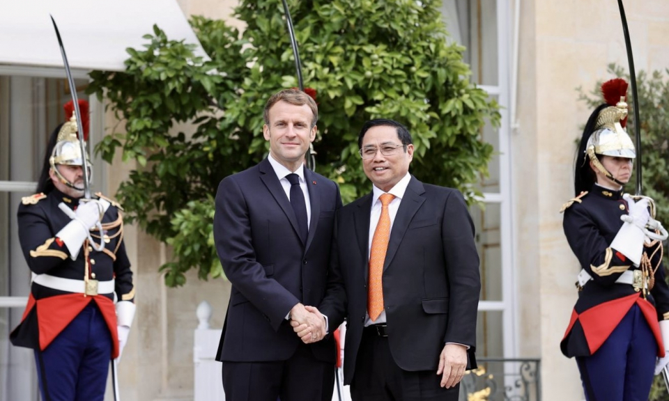 PM Pham Minh Chinh meets French President Emmanuel Macron