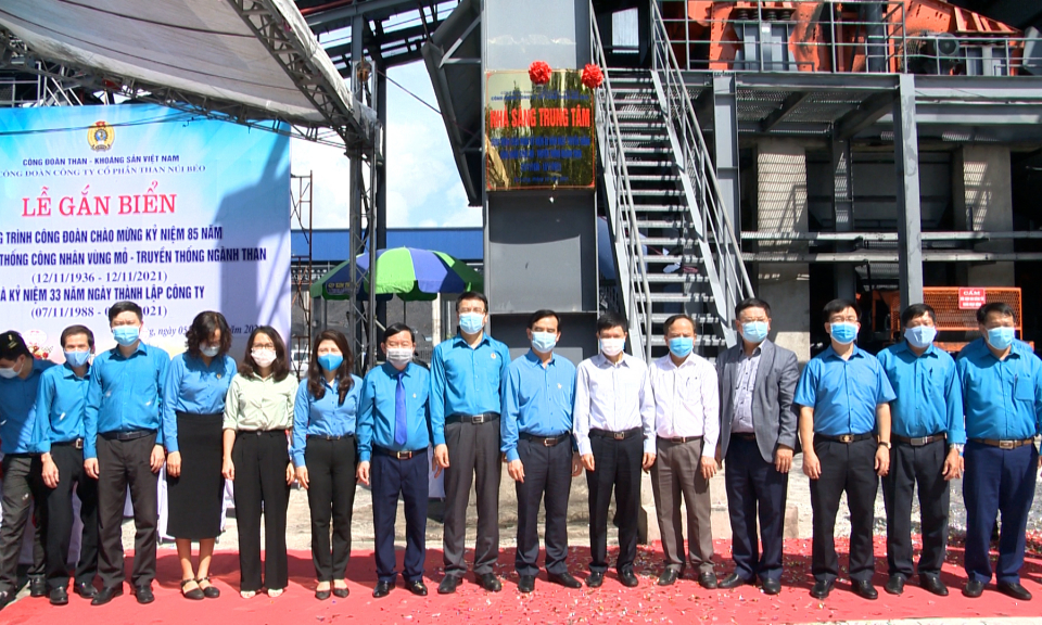 Gắn biển Công trình chào mừng kỷ niệm 85 năm ngày Truyền thống công nhân Vùng mỏ - Truyền thống ngành Than