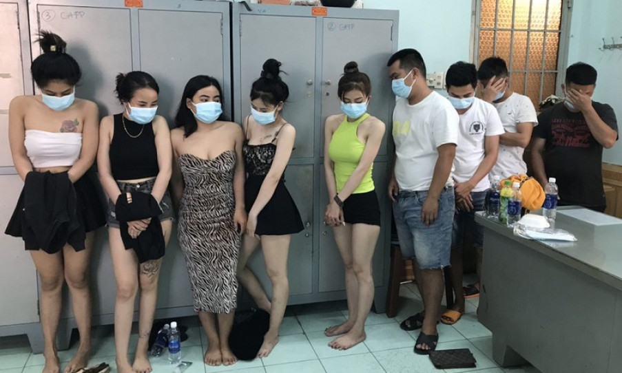 Bất chấp dịch bệnh, nhóm thanh niên gọi 'đào' đến chơi ma túy
