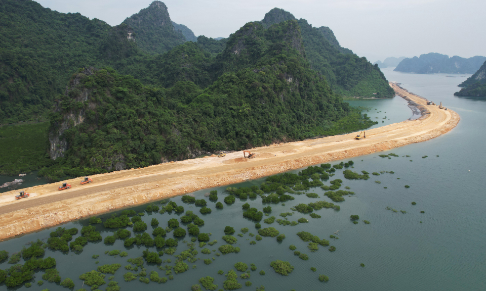 Dự án Đường bao biển Hạ Long - Cẩm Phả: Huy động gấp đôi nhân lực, thiết bị thi công