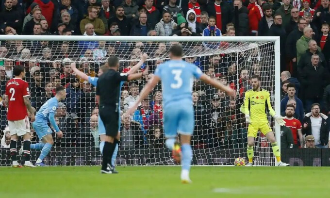 Man Utd dâng chiến thắng cho Man City