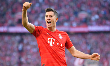 Lewandowski đạt cột mốc chỉ Messi và Ronaldo làm được