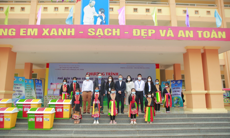 Phổ biến tác hại của rác thải nhựa và trao tặng thùng phân loại rác cho Trường TH &THCS Kỳ Thượng