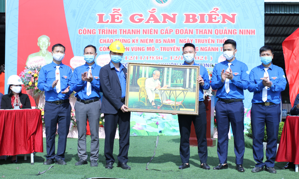 Gắn biển Công trình chào mừng kỷ niệm 85 năm Ngày Truyền thống công nhân Vùng mỏ - Truyền thống ngành Than