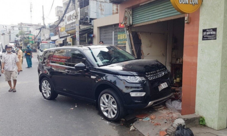 Xe Range Rover leo vỉa hè tông chết người, húc sập tường nhà dân