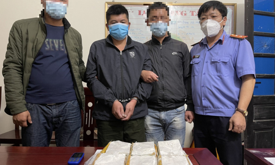 Vận chuyển thuê 6 bánh heroin từ Nghệ An ra Hà Nội