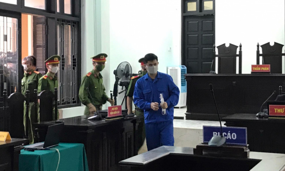 Phúc thẩm vụ cựu bác sĩ bị truy tố hiếp dâm: Đình chỉ tội danh, giảm còn 62 tháng tù