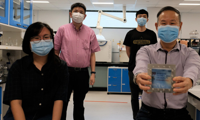 Cửa sổ trong suốt cản nhiệt khi ánh sáng chiếu qua