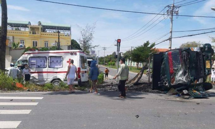 Xe cấp cứu gặp tai nạn ở TP.HCM: Tài xế vỡ thận, 2 điều dưỡng nằm viện