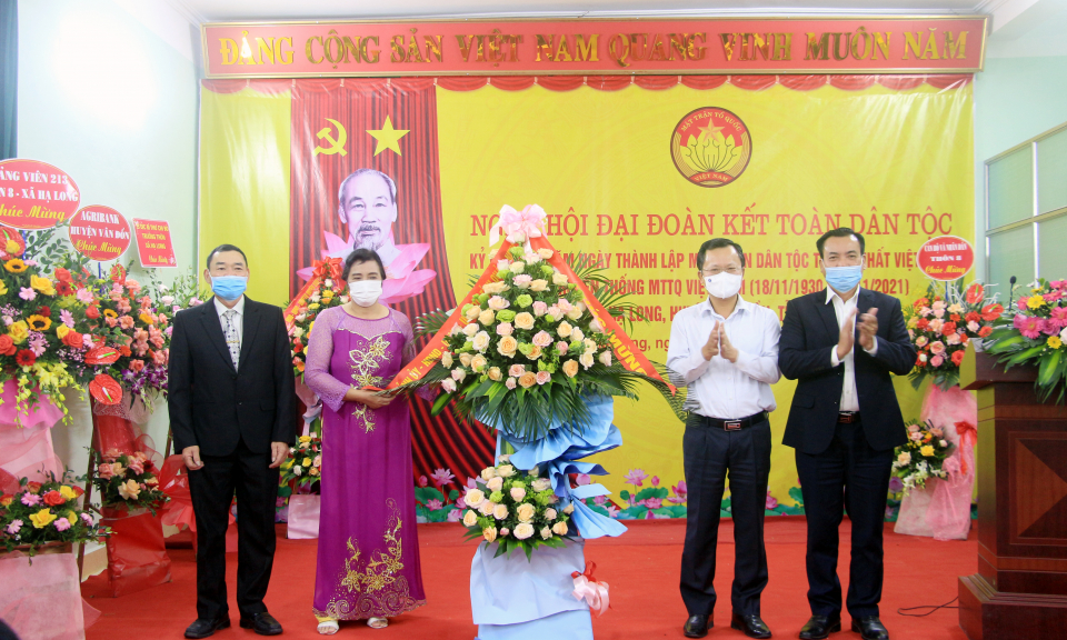 Phó Chủ tịch Thường trực UBND tỉnh Cao Tường Huy dự Ngày hội Đại đoàn kết tại Vân Đồn