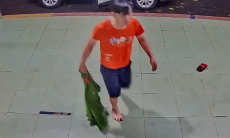 Cảnh sát chĩa súng vào nhân viên y tế bị đình chỉ công tác