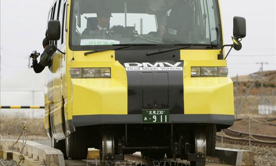 'Siêu xe buýt' chạy được cả trên đường bộ và đường sắt 