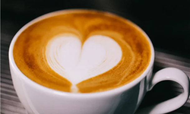 Kỹ thuật vẽ latte art trên ly cà phê của barista chuyên nghiệp