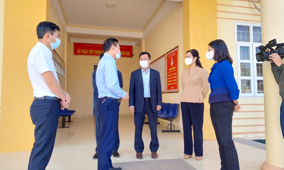Đồng chí Nguyễn Thị Hạnh, Phó Chủ tịch UBND tỉnh kiểm tra, chỉ đạo công tác phòng, chống dịch Covid-19 tại Đầm Hà