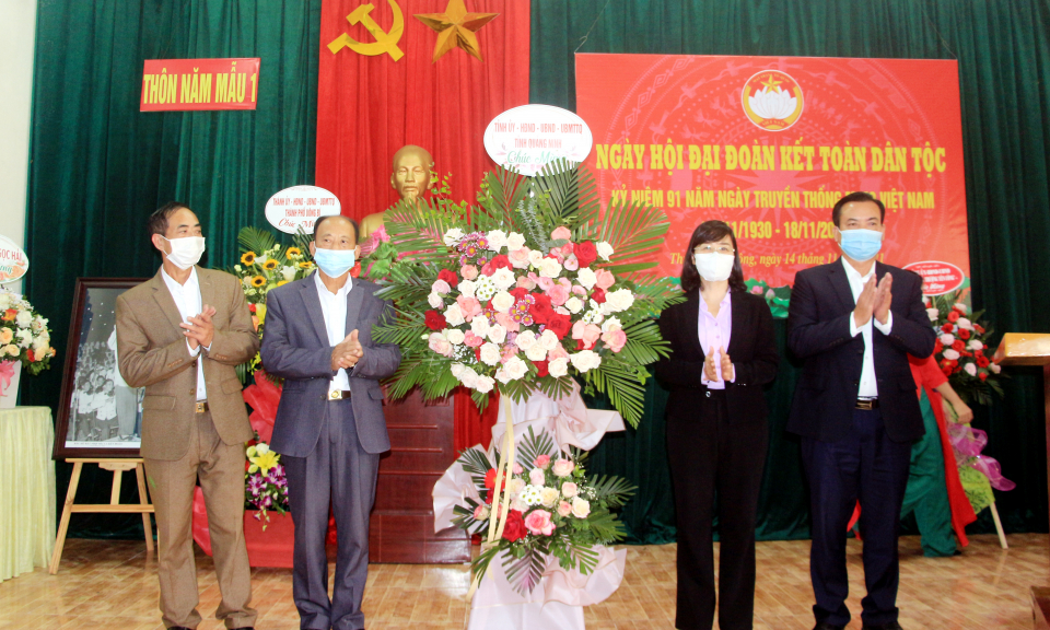 Phó Bí thư Tỉnh ủy Trịnh Thị Minh Thanh dự Ngày hội Đại đoàn kết toàn dân tộc tại thôn Nam Mẫu 1