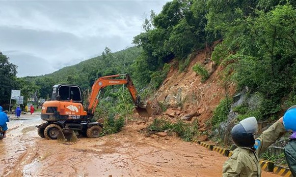 Trung Bộ mưa to kéo dài đến ngày 18/11, Bắc Bộ ban ngày ấm áp
