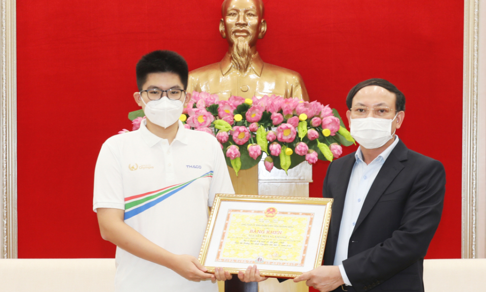 Quang Ninh's Party Secretary congratulated the winner of the 21st Road to Olympia Peak 
