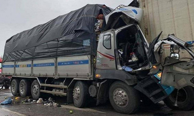 Rúc đuôi xe container, 2 người tử vong mắc kẹt trong cabin