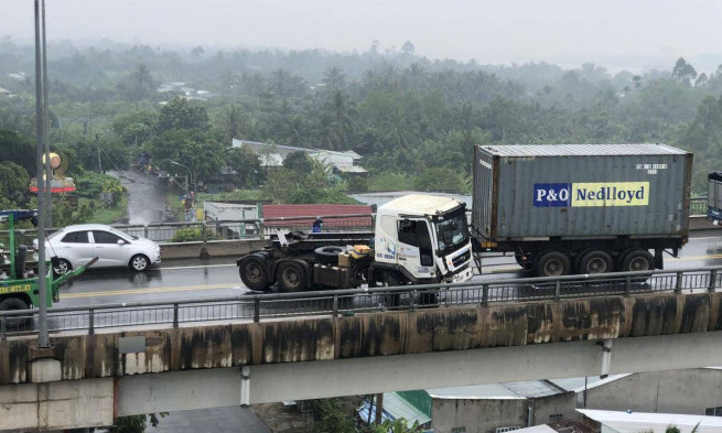 Xe container va chạm thành cầu Rạch Miễu, kẹt xe gần 2 tiếng