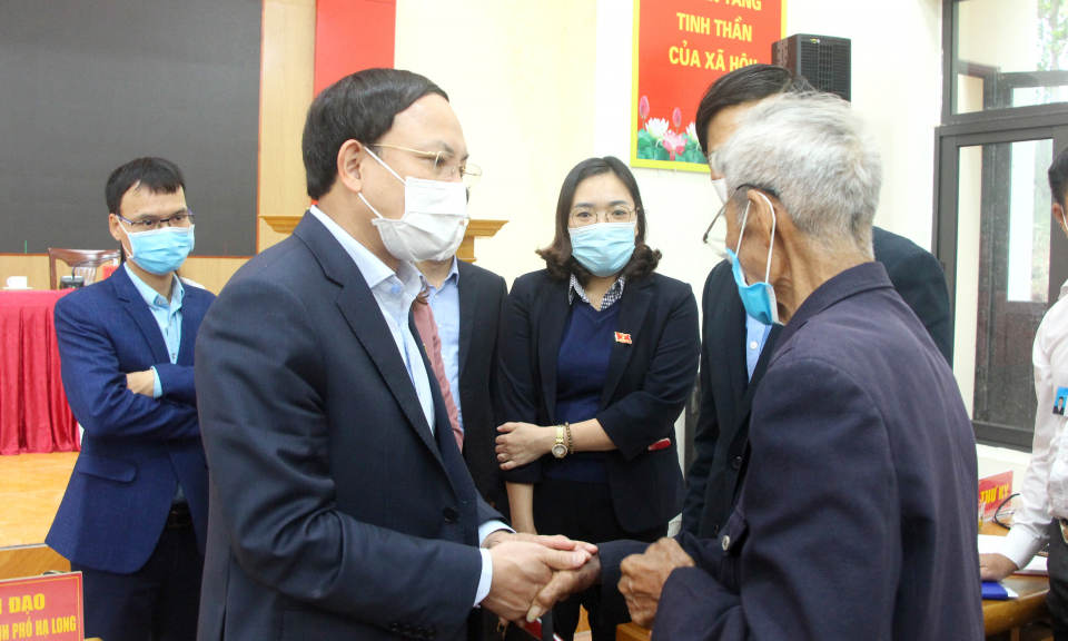 Đồng chí Bí thư Tỉnh ủy, Chủ tịch HĐND tỉnh tiếp xúc cử tri TP Hạ Long