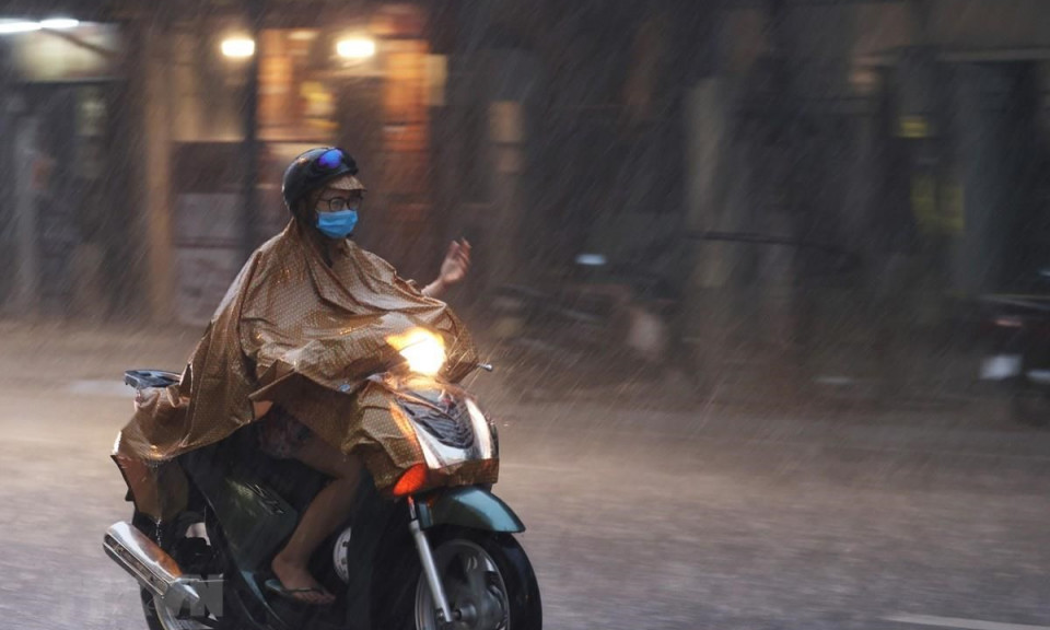 Nhiều khu vực trên cả nước có mưa, khả năng xảy ra lốc, sét
