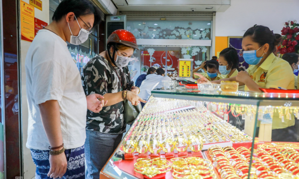 Giá vàng SJC vượt 62 triệu đồng