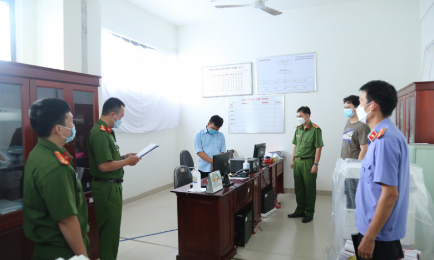 Bắt tạm giam một bác sĩ trục lợi từ việc tiêm vaccine ngừa COVID-19
