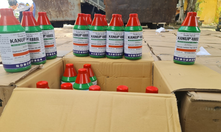 Phát hiện 2.000 chai thuốc bảo vệ thực vật chứa chất cấm