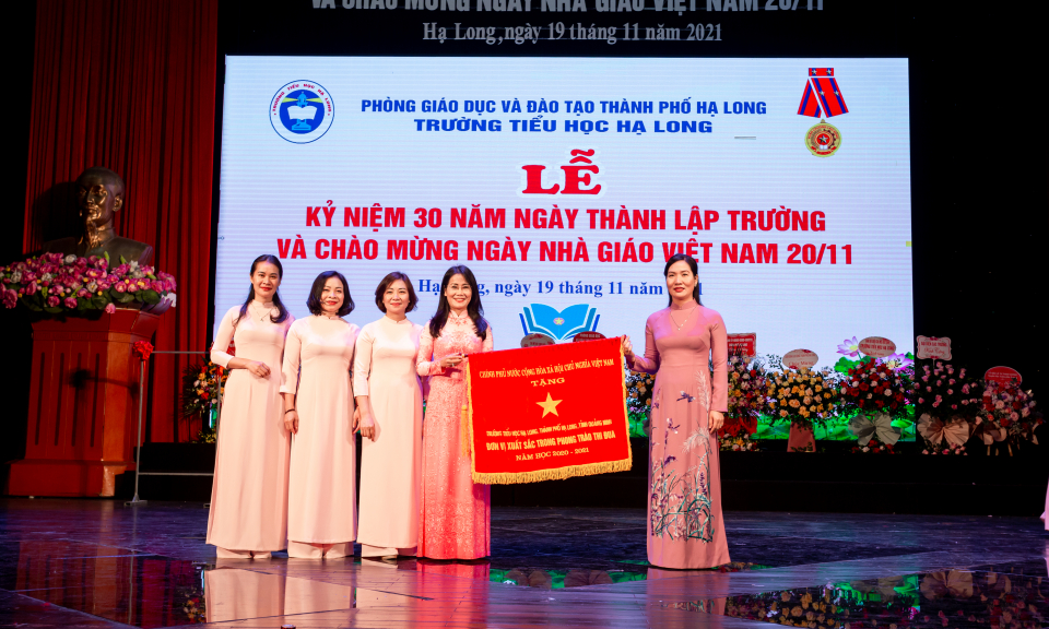 Trường Tiểu học Hạ Long nhận Cờ thi đua của Thủ tướng Chính phủ