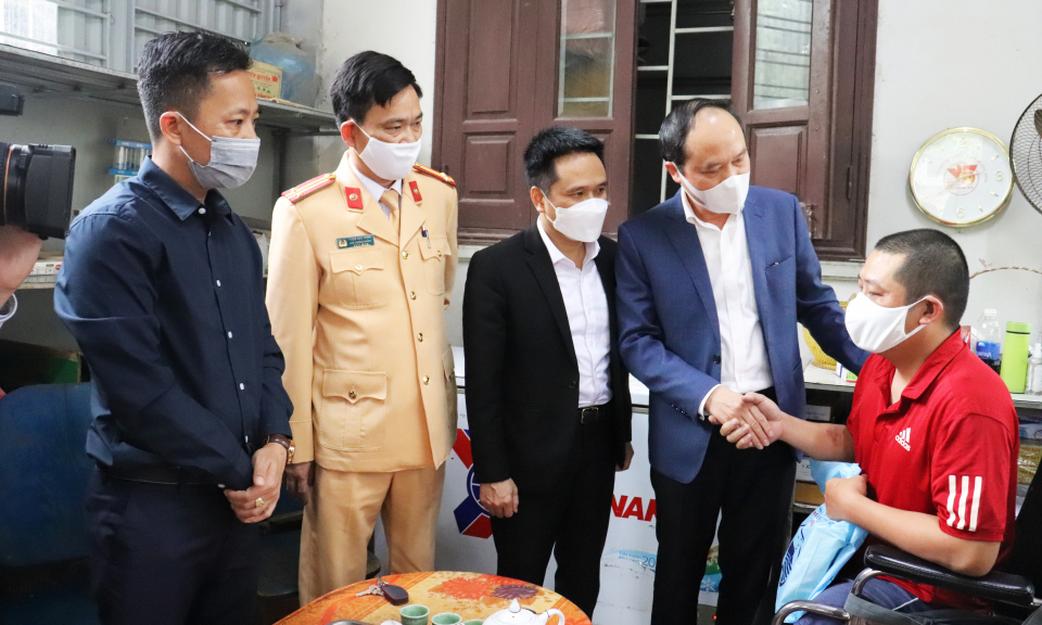 Ban An toàn giao thông tỉnh thăm hỏi nạn nhân tai nạn giao thông