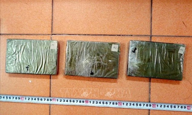 Bắt quả tang đối tượng mua bán, vận chuyển 3 bánh heroin và 3kg ma túy đá