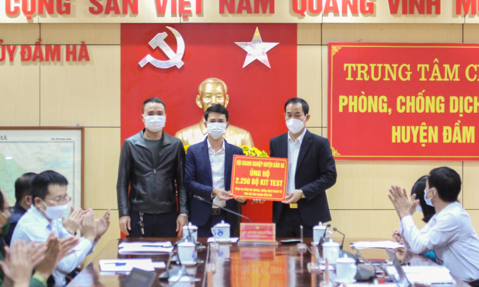 Đầm Hà tiếp nhận 11.000 bộ kit test nhanh Covid-19