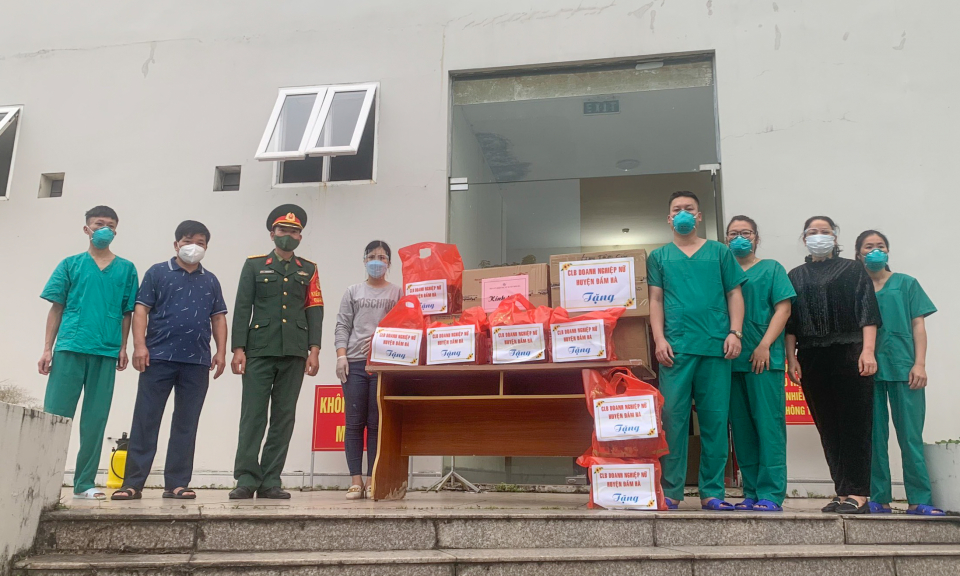 Đầm Hà: Trao tặng 90 phần quà nhu yếu phẩm cho bệnh nhân Covid-19
