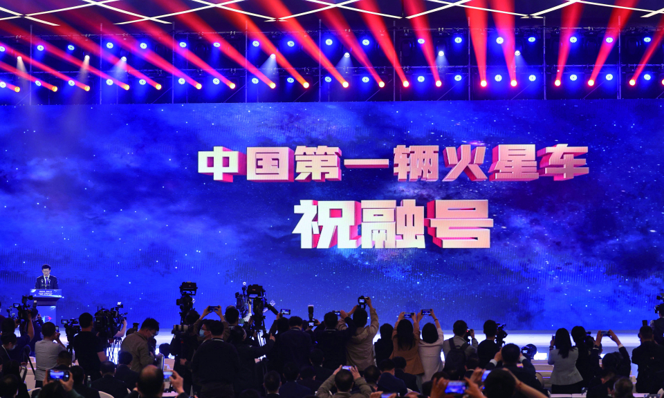 中国首辆火星车命名为“祝融号”